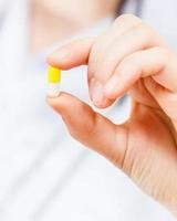 nurse holds pilule in finger photo