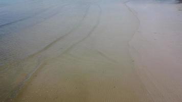 belas ondas do mar e praia de areia branca na ilha tropical. ondas suaves do oceano azul no fundo da praia da vista superior de drones. video