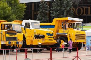 minsk, bielorrusia, 20 de septiembre de 2022- camión volquete minero amarillo belaz con una capacidad de carga de veinte toneladas. foto