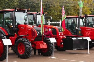 minsk, bielorrusia, 20 de septiembre de 2022- exposición de nuevos tractores bielorrusia rojo foto