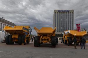 minsk, bielorrusia, 20 de septiembre de 2022- camión volquete minero amarillo belaz con una capacidad de carga de veinte toneladas. foto