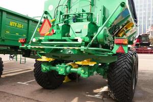 minsk, bielorrusia, 20 de septiembre de 2022- semirremolque tractor, remolque para aplicar fertilizantes minerales, nitrogenados y químicos al suelo. foto