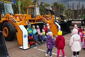 minsk, bielorrusia, 20 de septiembre de 2022- los niños posan en un cubo de montacargas, se exhibe un nuevo montacargas. foto
