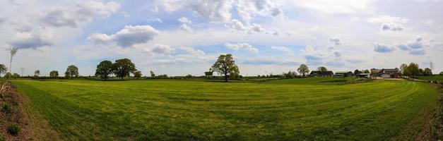 hermoso panorama de alta resolución de un paisaje con campos y hierba verde que se encuentra en dinamarca y alemania. foto