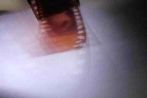 luz de sombreado de la intensidad de la película fotográfica sobre un fondo plateado foto
