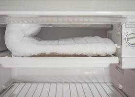 acumulación de hielo congelado en el congelador del refrigerador foto