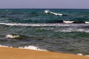 playa de arena en el mar mediterráneo en el norte de israel. foto