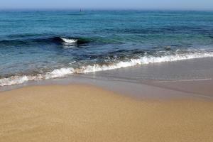 playa de arena en el mar mediterráneo en el norte de israel. foto