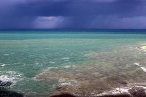 playa de arena en el mar mediterráneo en el norte de israel. foto