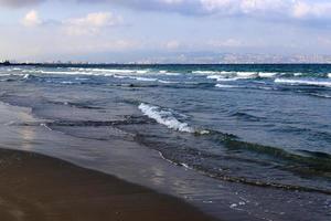 playa de arena en el mar mediterráneo en el norte de israel. foto