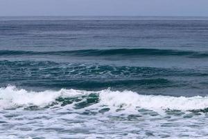 playa de arena en el mar mediterráneo en el norte de israel. foto