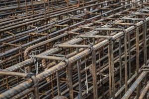 barras de refuerzo de acero para hormigón armado en el sitio de construcción foto