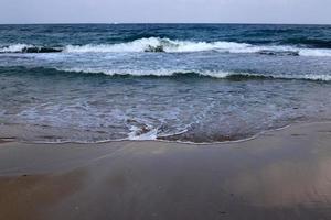 playa de arena en el mar mediterráneo en el norte de israel. foto