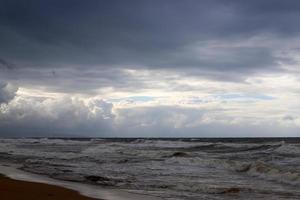 playa de arena en el mar mediterráneo en el norte de israel. foto