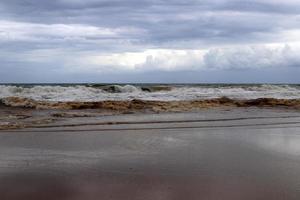 playa de arena en el mar mediterráneo en el norte de israel. foto