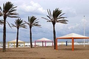 playa de arena en el mar mediterráneo en el norte de israel. foto