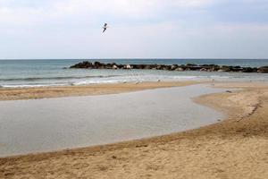 playa de arena en el mar mediterráneo en el norte de israel. foto