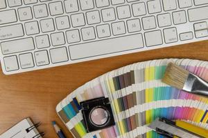color scale with stylus and magnifying glass on it and a notebook photo
