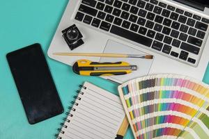 escala de colores con lápiz óptico y lupa y un cuaderno foto