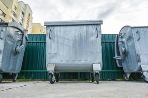 botes de basura de metal para la recogida selectiva de residuos en una zona densamente poblada de la ciudad foto