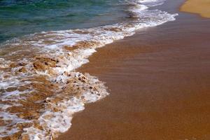 playa de arena en el mar mediterráneo en el norte de israel. foto