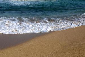 playa de arena en el mar mediterráneo en el norte de israel. foto