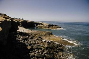 paisaje de playa desierta con acantilados foto