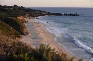 paisaje de playa local al atardecer foto