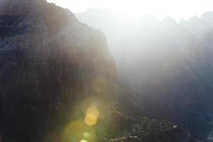 paisaje del cañón al atardecer en el parque nacional de zion, utah foto