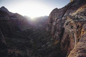 punto de observación naturaleza paisaje cañón al atardecer en el parque nacional zion, utah foto