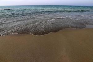 playa de arena en el mar mediterráneo en el norte de israel. foto