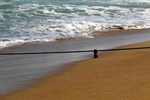 playa de arena en el mar mediterráneo en el norte de israel. foto