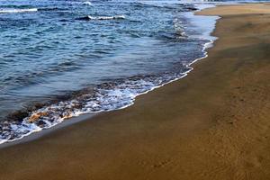 playa de arena en el mar mediterráneo en el norte de israel. foto