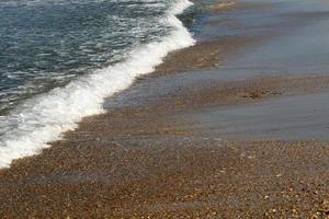 playa de arena en el mar mediterráneo en el norte de israel. foto