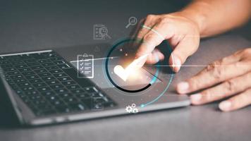 concepto de garantía de certificación de control de calidad estándar ícono de casilla de verificación de garantía a través de una computadora portátil, reglas y políticas artículos de asociación términos y condiciones cumplimiento del proceso de acuerdo foto