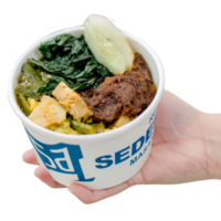 eine Schüssel Nasi Padang. Reis mit Hähnchen-Curry und gleichem Gemüse. indonesisches essen in einer schüssel png