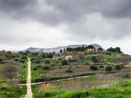 asentamiento morgantina bajo nubes lluviosas, sicilia foto