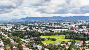 vista anterior del distrito residencial en reykjavik foto