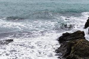 surf y rocas en el océano atlántico en islandia foto