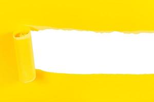vista superior de papel rasgado enrollado amarillo sobre blanco foto