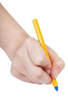 la mano escribe con un simple bolígrafo aislado en blanco foto