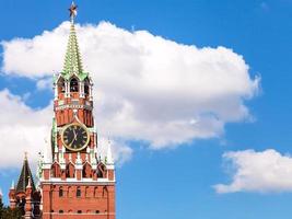 torre del reloj del kremlin de moscú y nube blanca foto