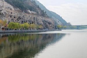 vista del río yi y la colina oeste en las cuevas de longmen foto