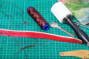 herramientas de costura y cincel de costura en la alfombrilla foto