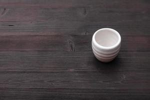 taza blanca por amor en una mesa de madera de color marrón oscuro foto