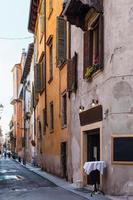 calle via ponte pietra en la ciudad de verona foto