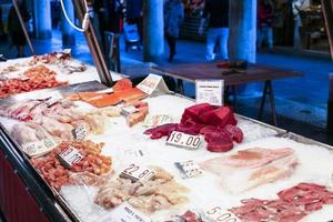 pescados y mariscos en hielo en el mercado de la ciudad de Venecia foto