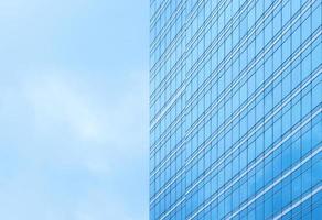 edificio de oficinas moderno con ventana de cristal foto