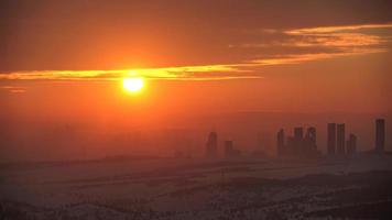 8k solnedgång genom stadens skyskrapor video