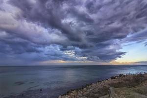 emocionante paisaje marino tranquilo con nubes tormentosas foto